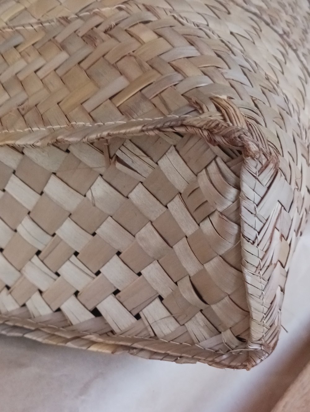 Straw Bag Vintage Yellow Flower Motif Marked "U.S. Nassau" - Picture 8 of 9